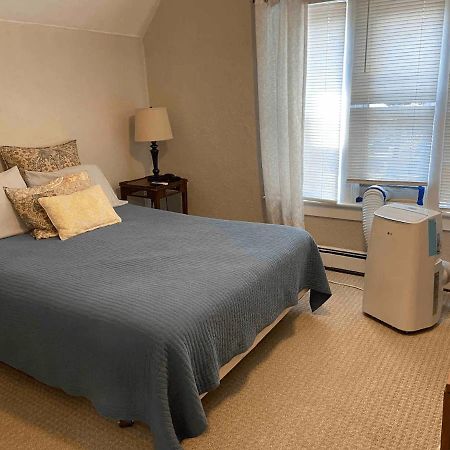 Cozy 3 & 4 Bed Home 2 Blocks To Hospitals & Lambeau Грийн Бей Екстериор снимка